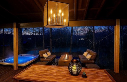 Rockbridge House | The Stowaway | Waterfront, Hot Tub, Kayaks, Arcade