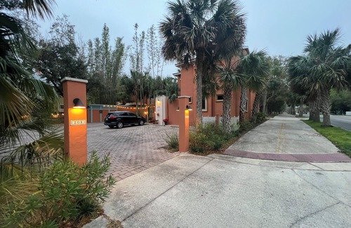 DeLand Apartment | The Studio at Casa Cascada. A ground floor studio suite in a stunning oasis