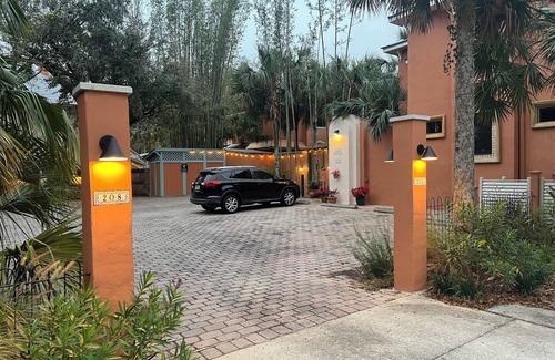 DeLand Apartment | The Studio at Casa Cascada. A ground floor studio suite in a stunning oasis