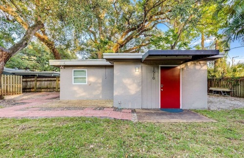 River Oaks House | The Studio in The Oaks near the cruise & airport - By Avi