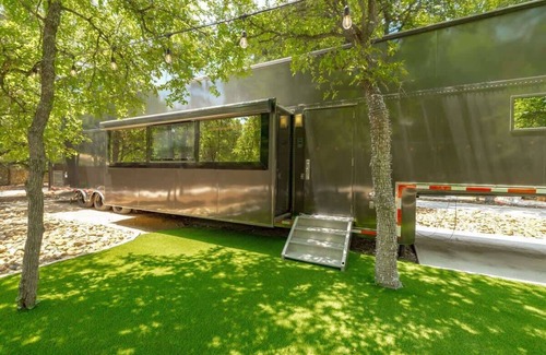 Austin Villa | The Studio Unit near COTA: Hot Tub, BBQ & Events!