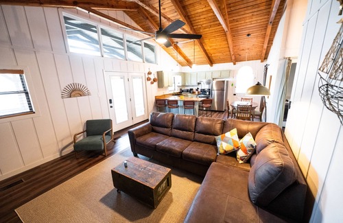 Higden House | “The Sugarloaf Mountain Cabin” A Charming Lakefront Escape!