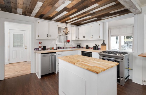 Nolensville House | The Suite Retreat With Large Lounge Space