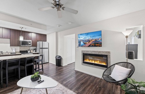 Prairie Village Apartment | The Suite Spot King Bed No Stairs Covered Parking