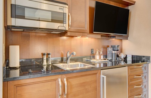 Las Vegas Hotel | The Suite Spot@MGM Signature Balcony Strip View