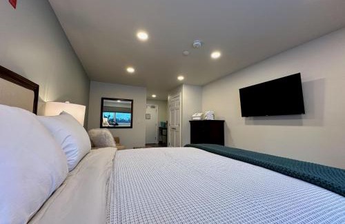 Killington House | The Suites Next Door - Studio at Killington Resort on the Bus Route - Summer Pool - 531