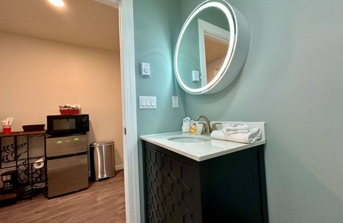 Killington Apartment | The Suites: Next Door - Studio at Killington Resort on the Bus Route. Discounted Ski Rentals. 531
