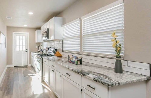 Amarillo House | The SuiteSpot Hot Tub EV Charger Mini-Golf Private Yard, Sleeps 6