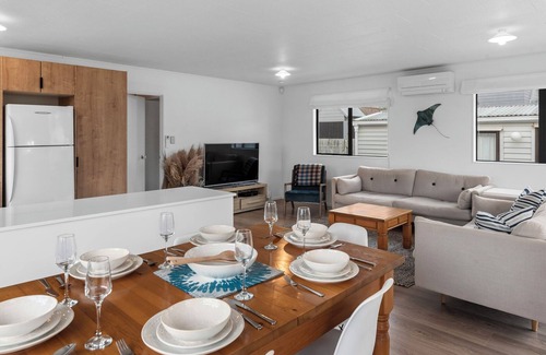Omaha House | The Summer Pad - Omaha Holiday Home