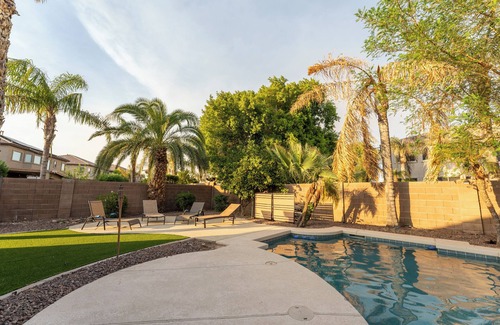 Cottonflower House | The Sun Goddess: 3-Bedroom Oasis with Private HEATED Pool. Close to Everything!