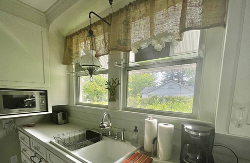 East Hill Cottage | The Sunday Morning Bungalow- Near Downtown & Beach!