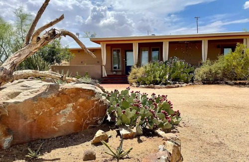 Yucca Valley House | The Sundowner Retreat with Outdoor Clawfoot Tubs