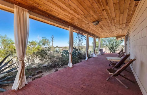 Yucca Valley House | The Sundowner Retreat with Outdoor Clawfoot Tubs