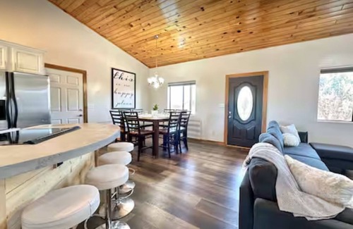 Overgaard Cabin | The Sunflower Cabin - Pets, Continuous hot water, Traeger grill, Starlink, AC