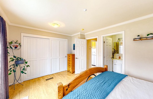 Sharp Park House | The Sunflower Cottage | House in Pacifica with enclosed patio - close to beaches