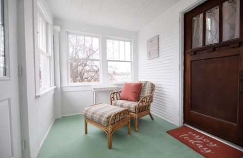 East End House | The Sunflower Home with Game Room & Hot Tub! Pet Friendly- Dogs & Cats!