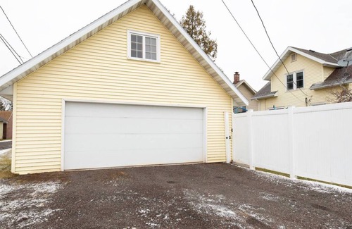 East End House | The Sunflower Home with Game Room & Hot Tub! Pet Friendly- Dogs & Cats!