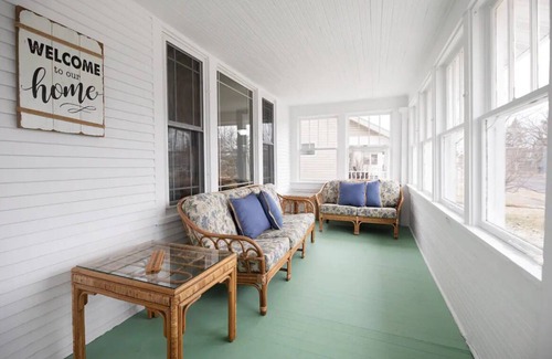 East End House | The Sunflower Home with Game Room & Hot Tub! Pet Friendly- Dogs & Cats!