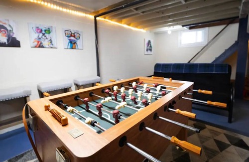 East End House | The Sunflower Home with Game Room & Hot Tub! Pet Friendly- Dogs & Cats!