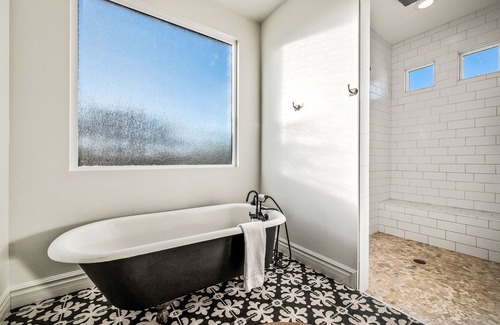 Tortolita House | The Sunkist Estate! Dedicated Game room, Huge backyard and room for 11!