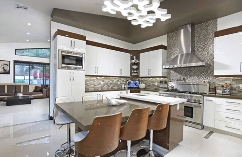 Chevy Chase House | THE SUNSHINE 3B|3.5BA POOL+SPA