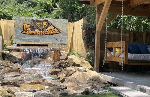 Church Street House | The Super House, 5 to Airport, Swimming Pool, Hot Tub, Pool table, mini resort!