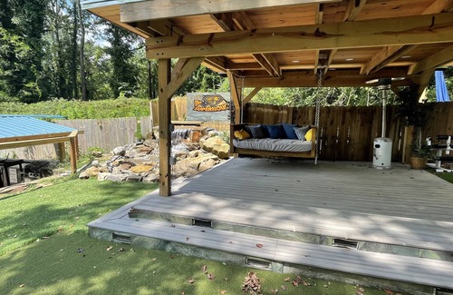 Church Street House | The Super House, 5 to Airport, Swimming Pool, Hot Tub, Pool table, mini resort!