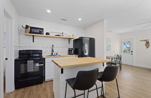 River District Apartment | The Surf Suite | Near AMI | Near IMG | Patio | TV