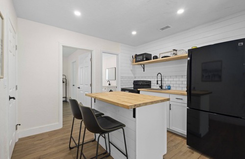 River District Apartment | The Surf Suite | Near AMI | Near IMG | Patio | TV