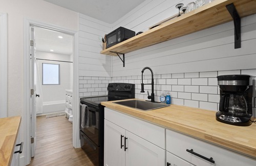 River District Apartment | The Surf Suite | Near AMI | Near IMG | Patio | TV