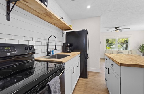 River District Apartment | The Surf Suite | Near AMI | Near IMG | Patio | TV