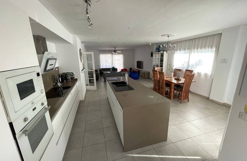 San Eugenio House | THE SURF VILLA | 32ft pool | Jacuzzi | Pool table