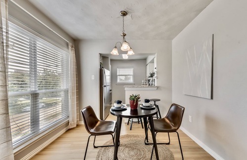 Old East Dallas Apartment | The Swank ARBORETUM TICKETS INCLUDED