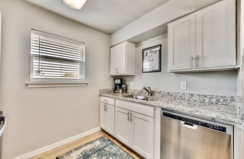 Old East Dallas Apartment | The Swank ARBORETUM TICKETS INCLUDED