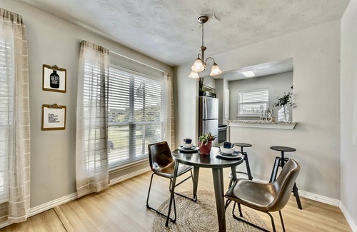 Old East Dallas Apartment | The Swank ARBORETUM TICKETS INCLUDED
