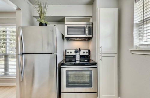 Old East Dallas Apartment | The Swank ARBORETUM TICKETS INCLUDED