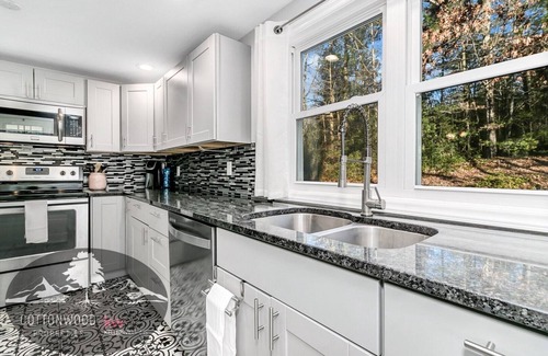 Swannanoa Cottage | The Swannanoa Suite - Cottonwood Properties