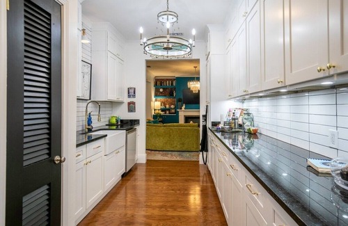 Oxford House | The Sweet Bay King Suite by Velvet Ditch Villas