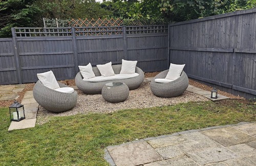 Chapeltown House | The Sweetbriar Cottage 3 bedroom house in Leeds