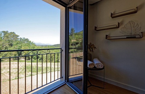 La Celle House | The Syrah and Chardonnay villas: 10 superb rooms in the heart of a vineyard.