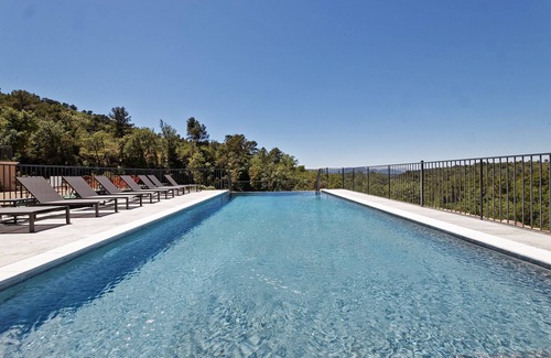 La Celle House | The Syrah and Chardonnay villas: 10 superb rooms in the heart of a vineyard.