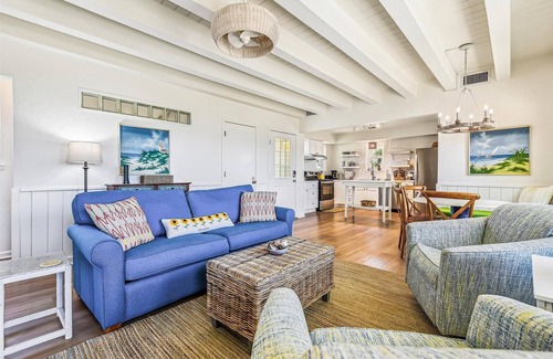 East End House | THE TASTEFULLY DECORATED INTERIOR is just the beginning of the delights of this cute home.