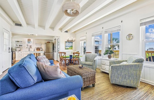 East End House | THE TASTEFULLY DECORATED INTERIOR is just the beginning of the delights of this cute home.