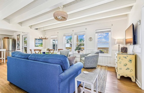 East End House | THE TASTEFULLY DECORATED INTERIOR is just the beginning of the delights of this cute home.