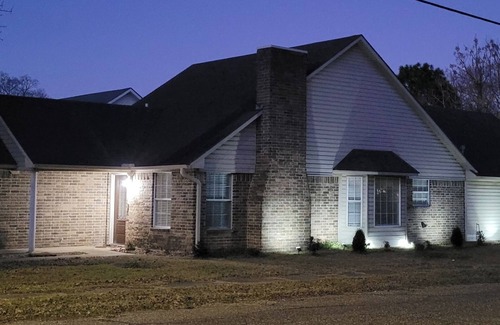 Texarkana House | The Texarkana Baby - Urban Living in Historic Neighborhood + 2-Car Garage
