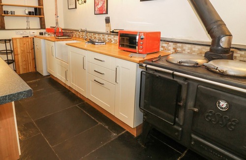 Sticklepath Cottage | THE THRESHING BARN, romantic, with pool in Okehampton