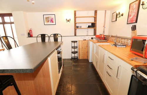 Sticklepath Cottage | THE THRESHING BARN, romantic, with pool in Okehampton