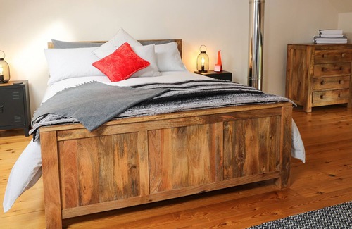 Sticklepath Cottage | THE THRESHING BARN, romantic, with pool in Okehampton