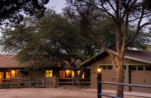 Prescott House | **The Thumb Butte Retreat** 5 min drive to Downtown. Pet friendly with big yard!