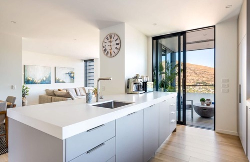 Queenstown Villa | The Tiers- Hot Tub, Free Parking, Fireplace & BBQ